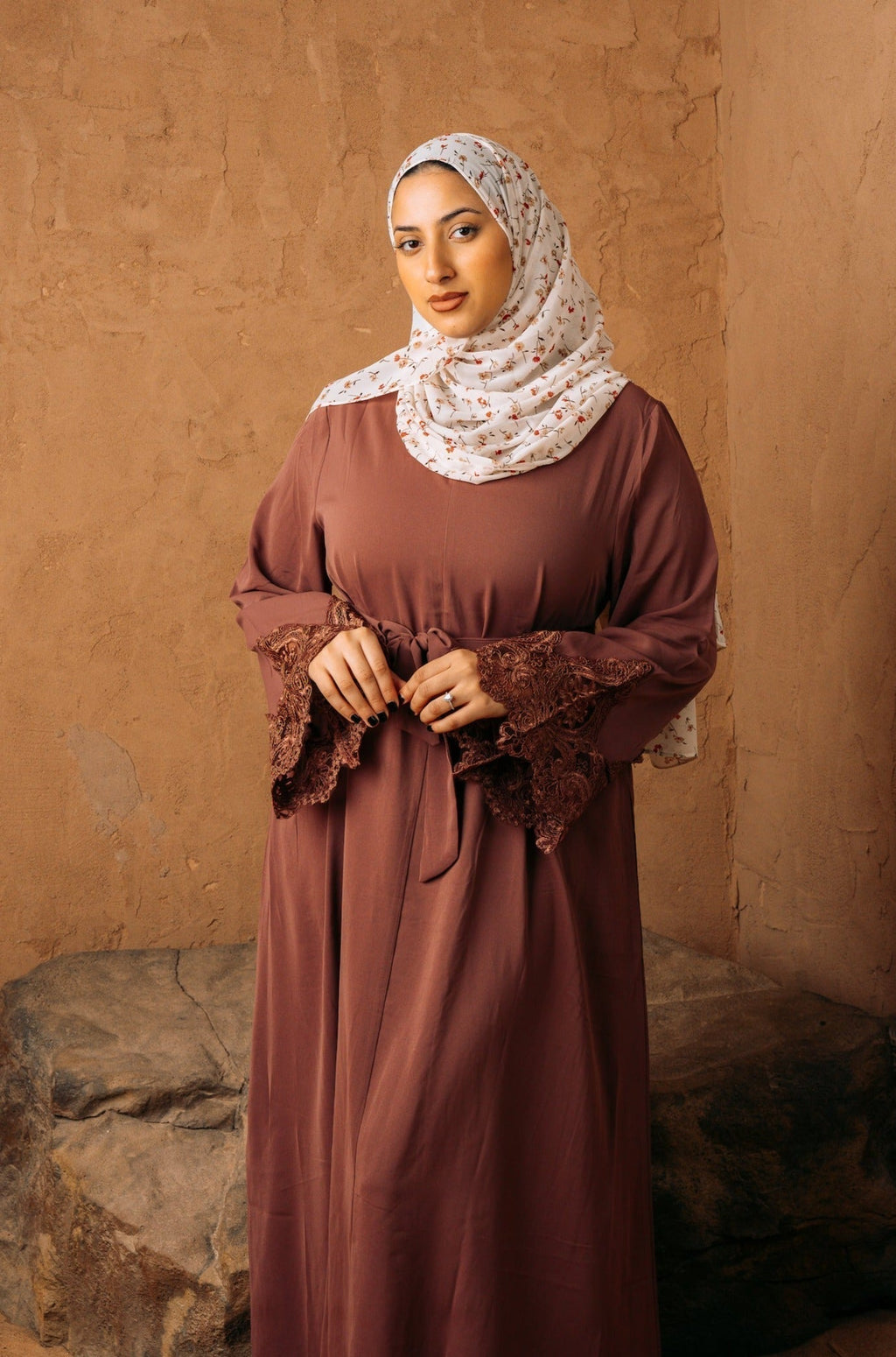 Elegant mauve abaya with lace sleeves and front zipper